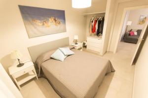 A bed or beds in a room at Luminoso apart Mareverde