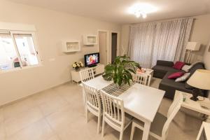 A television and/or entertainment centre at Luminoso apart Mareverde
