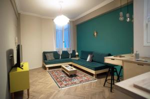 ein Wohnzimmer mit einem Sofa und einem Tisch in der Unterkunft Acron of Plaka in Athen