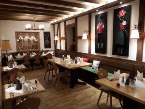 Restoran või mõni muu söögikoht majutusasutuses Grüner Baum Naturparkhotel & Schwarzwald-Restaurant
