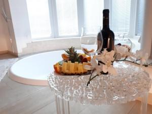 una mesa con una botella de vino y una copa en Suite Amnesia, en Mesagne