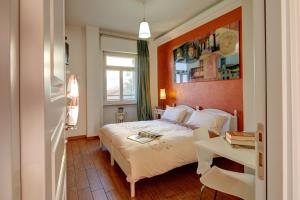 Un dormitorio con una cama y una mesa. en Cento Passi dal Duomo B&B, en Arezzo