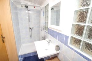ein Badezimmer mit Waschbecken und Dusche in der Unterkunft Captain Marino apartments in Piran