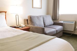 Postel nebo postele na pokoji v ubytování Victoria Inn Flin Flon