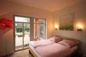 埃格斯托夫的住宿－Zur schönen Heide-Wabe，一间卧室设有一张床和一个大窗户