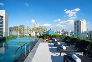 um hotel no último piso com uma piscina e uma cidade em Hyatt Place Bangkok Sukhumvit - SHA Extra Plus Certified em Bangkok
