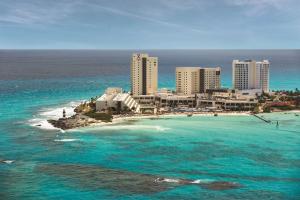 una vista aérea de un complejo en el océano en Hyatt Ziva Cancun, en Cancún