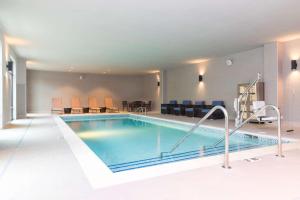 uma grande piscina num quarto de hotel em Hyatt Place Ann Arbor em Ann Arbor