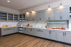 A kitchen or kitchenette at Hyatt Place Ann Arbor