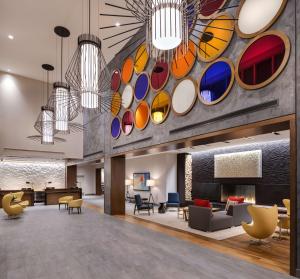 um átrio de um hotel com cadeiras e mesas coloridas em Hyatt Regency Bloomington - Minneapolis em Bloomington