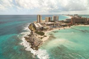 Luftblick auf ein Resort und das Meer in der Unterkunft Hyatt Ziva Cancun in Cancún