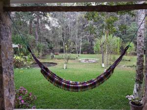 a hammock hanging in a garden in a yard at Paraíso San José in Santa Cruz Verapaz