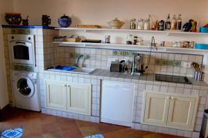 フォルツァ・ダグロにある'Casa La Zagara'のキッチン(シンク、洗濯機付)