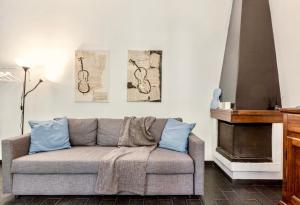 salon z kanapą i kominkiem w obiekcie Violino azul w mieście Cremona
