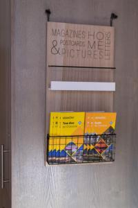 une étagère avec deux livres et un panneau sur un mur dans l'établissement Sunflower Apartment, à Cracovie