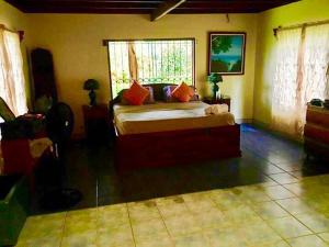 a bedroom with a bed and a window at Casa Paraíso in Pavones