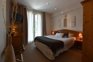 Postel nebo postele na pokoji v ubytování Logis Hôtel Restaurant Le Castel Fleuri