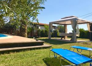 ニコロージにあるDependance in villa, Etna, natura, relaxの庭のピクニックテーブルと傘