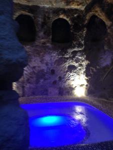 PeñaflorにあるCasa Spa La Agueda y Robledoの洞窟内の青い照明付きスイミングプール