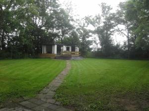 a house in the middle of a green field at Corona Laboris in Colijnsplaat