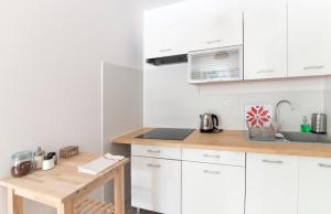 Kuchyňa alebo kuchynka v ubytovaní Apartamenty W Starym Ogrodzie