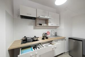 Kuchyňa alebo kuchynka v ubytovaní Apartamenty W Starym Ogrodzie