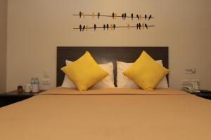 Säng eller sängar i ett rum på Mabolo Royal Hotel