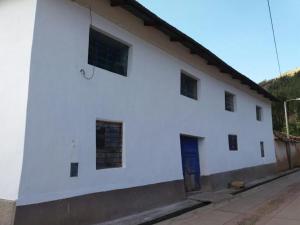 a white building with windows on the side of it at Casona Checacupe in Checacupe