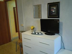 uma cómoda branca com uma televisão por cima em Long Bridge House em Roma