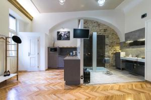 um quarto amplo com uma cozinha e uma sala de estar em Apartment Nebovidy I - Free Parking - Terrace - Air Conditioning em Praga