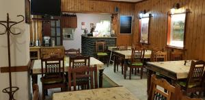 Reštaurácia alebo iné gastronomické zariadenie v ubytovaní Mátraszentimre Panzió