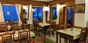 Reštaurácia alebo iné gastronomické zariadenie v ubytovaní Mátraszentimre Panzió
