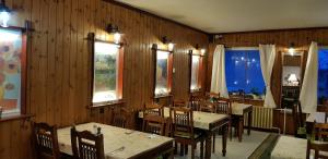 Reštaurácia alebo iné gastronomické zariadenie v ubytovaní Mátraszentimre Panzió