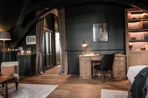 a living room filled with furniture and a fireplace at 1898 The Post in Ghent