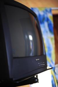 Uma televisão e/ou sistema de entretenimento em Hotel Colorado