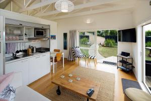 Kuchyň nebo kuchyňský kout v ubytování Fairview Unit 1 - Stay Waiheke
