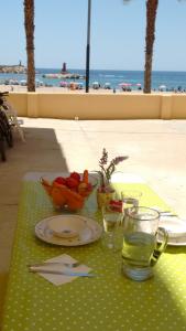 einen Tisch mit einem Teller Essen und einer Schale Obst in der Unterkunft Playa centro in Villajoyosa