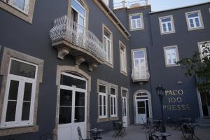 a building with a balcony on the side of it at Paço 100 Pressa in Covilhã