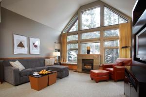 sala de estar con sofá y chimenea en Platinum Suites Resort - Vacation Rentals, en Canmore