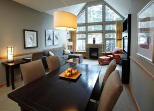 A seating area at Platinum Suites Resort - Vacation Rentals