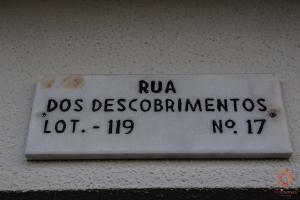 una placa blanca en una pared con escritura. en Nine Senses en Furadouro