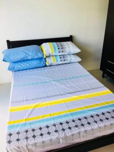 - un lit avec des oreillers dans l'établissement Sweethearts place 1 at wind residences, à Tagaytay