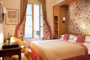 une chambre d'hôtel avec un lit et une fenêtre dans l'établissement La Perle, à Paris