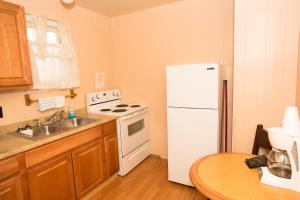 eine Küche mit einem weißen Kühlschrank und einer Spüle in der Unterkunft Z Bar Motel in Buffalo