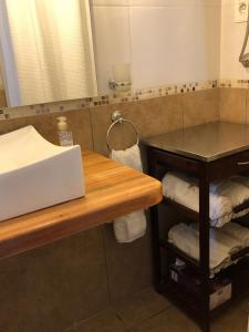 baño con lavabo y encimera con toallas en Design Apart, en Montevideo