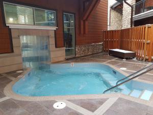 una bañera de hidromasaje frente a una casa en Paradise Resort Club and Spa en Canmore