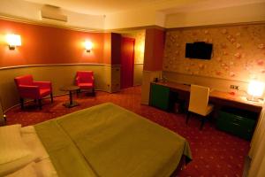 TV a/nebo společenská místnost v ubytování Road Star Hotel