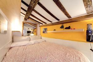 ein Schlafzimmer mit einem großen Bett in einem Zimmer in der Unterkunft Il Nido in Rom