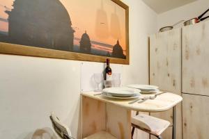 una mesa con dos platos y una botella de vino en Il Nido, en Roma 15 fotos más