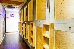 una fila de estanterías de madera en un pasillo de la escuela en Naoshima Backpackers Guesthouse, en Naoshima